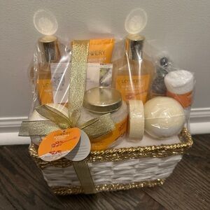 Almond Milk Bath Set - Gold and White